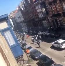 Met een massale charge heeft de politie voorlopig een einde gemaakt aan de hevige rellen in de buurt van het brusselse zuidstation. Rellen In Brussel Na Dood 19 Jarige Bij Aanrijding Met Politiewagen 43 Aanhoudingen Buitenland Ad Nl