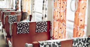 列車の車内はマリメッコでコーディネート 北欧のテキスタイルブランド marimekko に彩られた列車が走るのは天竜浜名湖鉄道 通称 天浜線 マリメッコ電車はスローライフトレイン レトロ ドロフィーズ と名付けられた 駅やその周辺にも広がるそのかわいらしい世界