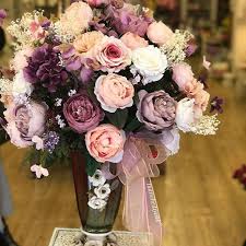 Pin By Melike Sapmaz On Soz Nisan Cicek Ve Cikolata Duzenlemeleri Floral Wreath Floral Wreaths