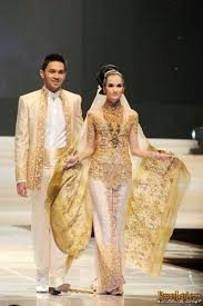 Itu artinya lebih dari setengah hidupnya, anne yang kini berusia 54 tahun menggeluti dunia kebaya. Kebaya Pengantin Anne Avantie Kebaya Pernikahan Gaun Batik Adibusana