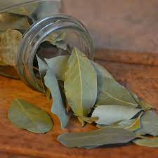 La hoja de laurel y, por consiguiente, el té, es rica en potasio, magnesio y vitaminas b6, b9 y c y tiene una acción diurética, antimicótica, antirreumática, antiinflamatoria, digestiva, estimulante, antioxidante y expectorante, y puede utilizarse para ayudar en el tratamiento de diversas situaciones, por ejemplo Te De Hojas De Laurel Te Explicamos Para Que Sirve Y Como Se Prepara Mundo Sano Noticias E Informacion Para Un Estilo De Vida Saludable