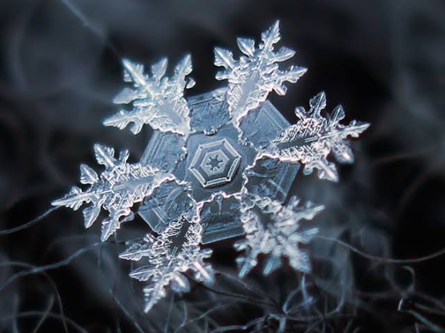 雪の結晶に見るフラクタル（AI 生成）