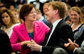 Omtzigt verliest nipt en zijn vrouw troost hem. Veel Haagse Politici Vinden Omtzigt Lastig Zowel Binnen Als Buiten Zijn Partij Verkiezingen Tweede Kamer Ad Nl