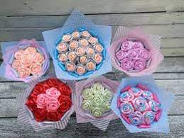 Ikat dengan pita agar lipatan tidak lepas sekaligus sebagai hiasan. 3 Kerajinan Dari Pita Nan Cantik Dan Cara Membuatnya Nurdian Com