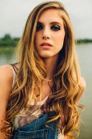 Kari Riley's Instagram, Twitter & Facebook