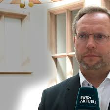 Ulms Oberbürgermeister Martin Ansbacher glaubt an den Klassenerhalt der  Spatzen.
