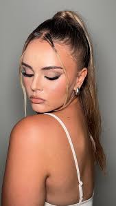 Fellow MUA's, what do you carry your kits in please? When I first started I  bought a chunky makeup trolley, but it's so heavy to carry around so I  stopped using that