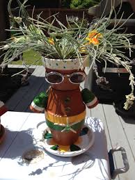 Gartendeko Aus Tontopfen Basteln Ideen Fur Tontopffiguren Selbstgemachte Tongefasse Blumentopf Menschen Tontopfe Bemalen