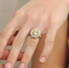 Carrie Underwood S Gorgeous Ring That Her Hubby Gave Her Carrie Underwood Engagement Ring Carrie Underwood Wedding Ring Fancy Yellow Diamond Engagement Rings