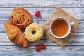 Donut Amarillo, Bollo En Forma De Caracol, Croissants Frescos Con La Tapa  Del Té Imagen de archivo - Imagen de casero, fondo: 165820039