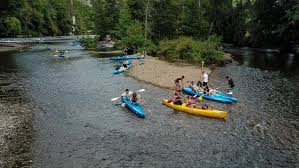Large free car park are at your disposal. Dinant Et Houyet Imposent Une Mise A L Eau Maximale De 60 Kayaks Par Demi Heure Pour Reguler Les Flux De Promeneurs Sur Les Cours D Eau