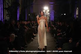 Acquista online vestiti da cerimonia di space style concept. La Tradizione Della Sartoria Napoletana Di Vanitas Presenta Il Suo Fashion Show A Palazzo Caracciolo Palcoscenico