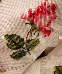 Gullu Buyuk Masa Ortusu Kanavice Sablon Kumas Kagit Makas Sablon Icin Tiklayiniz Click For Pattern 2020 Kanavice Tasarimlari Boncuklu Nakis Kanavice Ornekleri