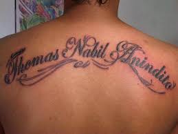 Tatto tulisan di dada pria. Gambar Tato Huruf Latin