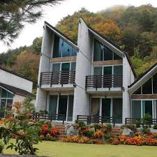 Moon On The Cloud Situated In Yeongwol Moon On The Cloud Features 4 Star Accommodation With Private Balconies With A Garden The 4 St Hotel House Styles Clouds
