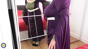 Camilla de grandes pechos se la follan con su vestido medieval