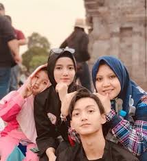 Dalam foto yang satu ini terlihat gus azmi sedang berada di depan cermin dan mengenakan atasan hitam. Dandanie Is Strong A Twitter Noona Dongsaeng Couple Gusazmi Wirdamansur Thesantri Thesantrimovie Https T Co 2t9yzvrff0 Twitter