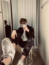 Choosing the right photography pose for you isn't rocket science, it just takes a little insider knowledge. Pin On Mirror Poses