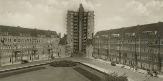 Anne frank juega con el merwedeplein con ella goldberg amigos eva (izquierda) y sanne ledermann (centro), que también son alemanes. Wer Ist Anne Frank Anne Frank Haus