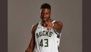 Και αγωνίζεται στη θέση του σμολ φόργουορντ για την ομάδα μιλγουόκι μπακς του nba. 8anashs Antetokoynmpo Stoys Milgoyoki Mpaks Parea Me Ton Giannh Star Gr