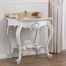 La salle de bains , comme son nom l'indique, est un lieu où l'on se lave, où l'on prend soin de son corps, de son visage. Console Salle De Bain Luigi Filippo Meuble Lavabo Style Baroque Moderne Feuille Argent Marbre Creme Simone Guarracino Luxury Design