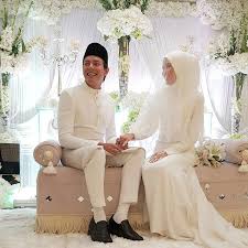 Nazim, 35, berkata perasaan itu timbul kerana menyedari kesilapan dan kekurangan diri hingga gagal menyelamatkan perkahwinan mereka yang dibina dua tahun lalu. Sepakat Bercerai Ini Kronologi Rumahtangga Nazim Othman Bella