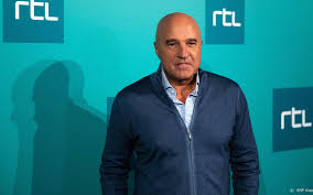 In principe kon de uitzending wel doorgaan, maar rtl besloot na de melding van de politie het pand te ontruimen en alle werknemers naar huis te sturen. John Van Den Heuvel Diep Geraakt Door Overlijden De Vries Leeuwarder Courant