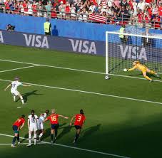Hier entdeckt sie gemeinsam mit ihrer zwillingsschwester rachael den fußball, von hier starten die auswärtsfahrten im familienvan, die zum ersatzurlaub werden. Frauen Wm Usa Megan Rapinoe Gehe Nicht Ins Fucking Weisse Haus Welt
