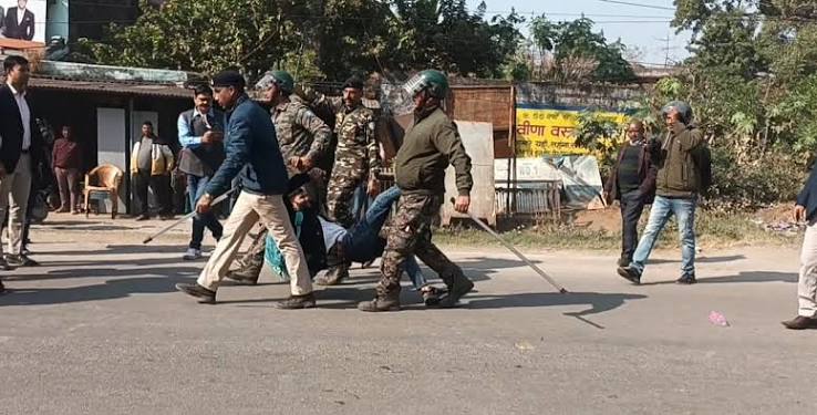 Lathi charge on students agitating in Ranchi have arrived to surround JSSC  building Heavy police force deployed रांची में आंदोलन कर रहे छात्रों पर  लाठीचार्ज, पहुंचे हैं JSSC बिल्डिंग घेरने ...