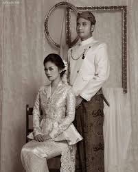 Mengusung adat jawa klasik dengan latar tugu yogyakarta, prewedding yang digelar oleh pasangan mas pur dan dwinda tersebut terlihat sangat romantis lho! 15 Foto Prewedding Sakral Dengan Pakaian Adat Indonesia