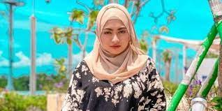 Nama istri sule menjadi pencaraian terbanyak, sehingga viral istri sule seakan tidak ada duanya. Geram Dengan Kabar Hoax Nathalie Holscher Istri Sule Buka Suara Soal Isu Kematian Mendiang Lina Kapanlagi Com