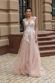 Viele bräute wissen bereits schon vor der hochzeit ganz genau, welches hochzeitskleid sie möchten, doch gibt es wiederum viele frauen, die absolut keine ahnung haben, welches kleid am besten zu ihnen passt. Brautkleid Blush Das Verspielte Hochzeitskleid I Weddyplace