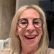 Paige Bueckers 🫶 DiJonai Carrington (via JoeyMistretta_/X)