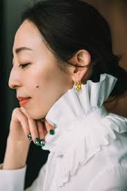 見る人の視線をさらう、強くてはかない”曲線美” by 和田麻里子【ファッションの目利きが選ぶ、BAR Jewellery】｜｜AMARC