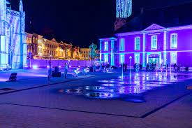 It is primarily an industrial center but is noted for its cherries. Herbekijk Hier De Opening Van De Groenmarkt Sint Truiden