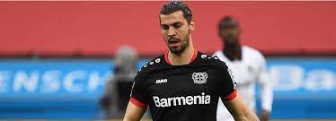 Der fußballspieler aleksandar dragovic ist in der saison 2020/2021 bei bayer leverkusen unter vertrag und wird dort in der abwehr eingesetzt. 7gkqqqifldflmm