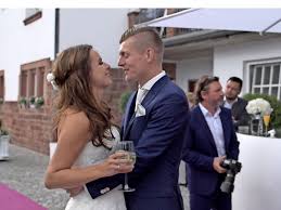 „für toni ist familie das wichtigste. jessica kroos. Unser Weltmeister Im Kino Die Fantastische Reise Des Toni Kroos