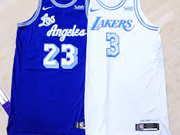 The side stripes now extend towards the jersey, the drop shadows were removed, a modernized lakers script was introduced, and white numbers returned to the gold uniform. New Elgin Baylor Inspired Lakers Jerseys Are Fresh Take On Classic Look Silver Screen And Roll