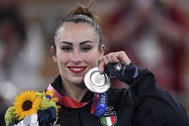 Jun 27, 2021 · vanessa però supera tutto, soprattutto gli infortuni compreso quello terribile del mondiale di montreal del 2017 che poteva essere la fine della sua carriera sportiva. J7iblv6wxcqxvm