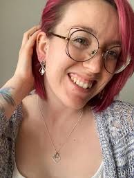 Boucles d'oreilles beigne et losange avec perle : la parure audacieuse d'Audrey  Seyer