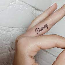 Finger Tattoo Schriftzug Mittelfinger Schicksal Finger Mittelfinger Schicksal Schriftzug Tattoo Fingertat Small Finger Tattoos Destiny Tattoo Chic Tattoo