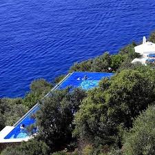 Kalkan Koyunun Yamacina Bir Kus Yuvasi Gibi Konumlanmis Benzersiz Manzarasi Ile Akdeniz Bolgesinin En Sofistike Ve En Romantik Otel Outdoor Outdoor Decor Pool