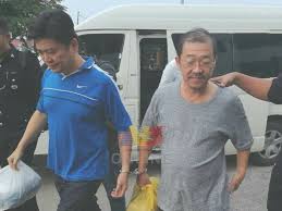 Selepas didakwa di mahkamah majistret batu pahat, kes sam ser telah dipindahkan ke mahkamah tinggi muar pada 17 januari 1987. Buletin Tv3 On Twitter Dua Ahli Perniagaan Dihadapkan Ke Mahkamah Majistret Batu Pahat Johor Atas Tuduhan Terbabit Dengan Sindiket Menjual Darjah Kebesaran Palsu Kedua Dua Tertuduh Mengaku Tidak Bersalah Dan Minta Dibicarakan