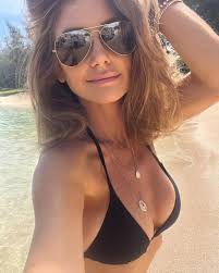 Goodmorning! 💕 Quick little Hump Day selfie for you all! ☕️ Have a  fabulous day, drink some coffee and some rosè if you can! 😉  linktr.ee/branderoderick