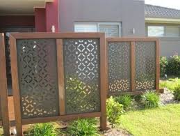 Originelle Sichtschutzwand Mit Interessanten Ornamenten F R Eine Gartendusche Hinterhof Hint In 2020 Hinterhof Privatsphare Sichtschutz Garten Sichtschutz Im Freien