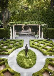 A Southampton Home Decorated By Bunny Williams Katie Considers Parterre Garden Formal Gardens Luxury Garden