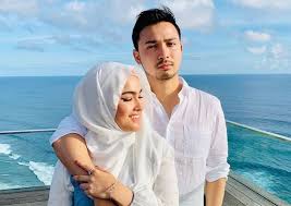 Pasangan merpati dua sejoli itu bergelar suami isteri selepas mengikat tali pertunangan pada september lalu. Tak Pandai Siang Ikan Bukan Isu Besar Elfira Loy Dah Lali Netizen Suka Cari Salah Hiburan Mstar