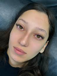 Leveza, naturalidade e um toque de destaque no olhar ✨ Cílios que valorizam  sem exagerar em conjunto com esse moreno iluminado maravilhoso feito pela  @monicaanambukbeauty 🥹🤎