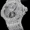 Insgesamt 260 karat diamanten im smaragdschliff sowie weitere hochpreisige edelsteine sind in der uhr verarbeitet. 1