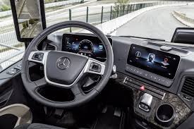 Revolution Dans La Cabine Du Camion Dix Questions Et Reponses Sur L Intuitif Et Connecte Multimedia Cockpit Du Mercedes Benz Actros